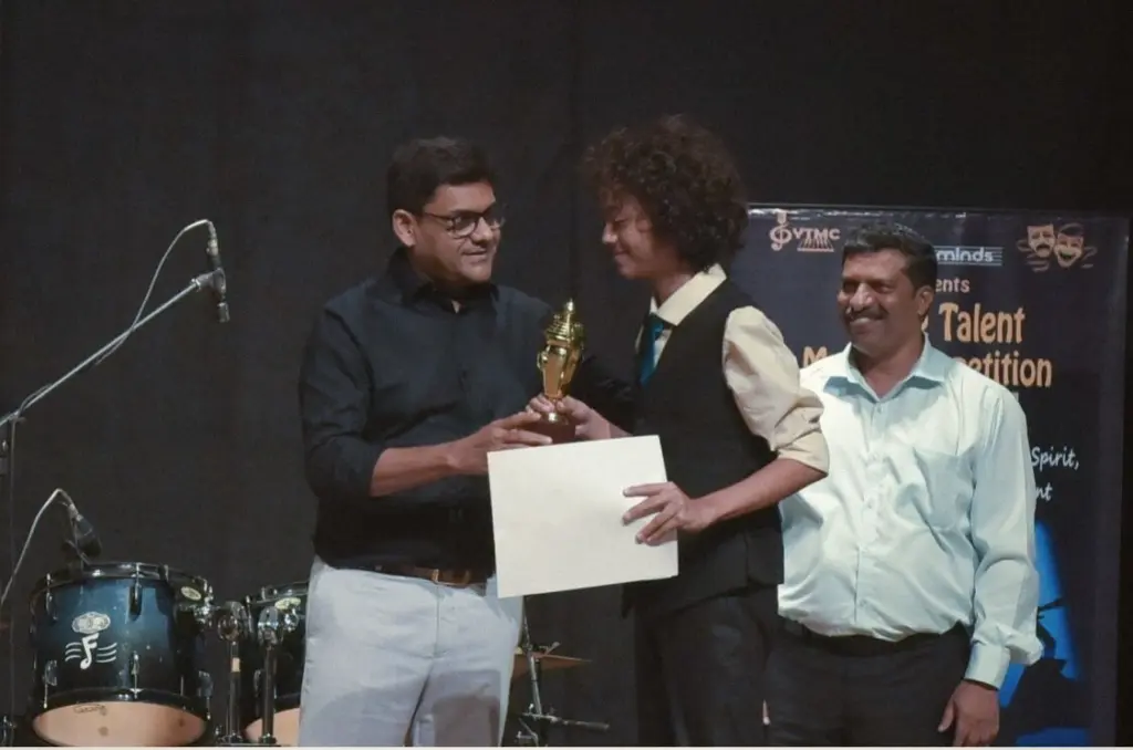 Aurum being felicitated on stage