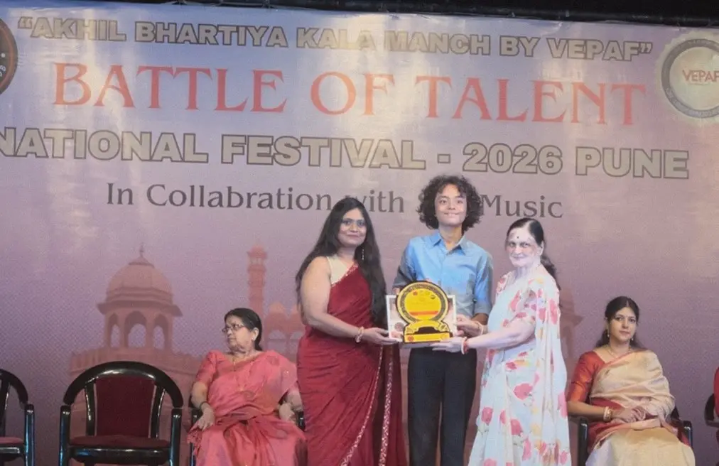 Aurum receiving a memento on stage